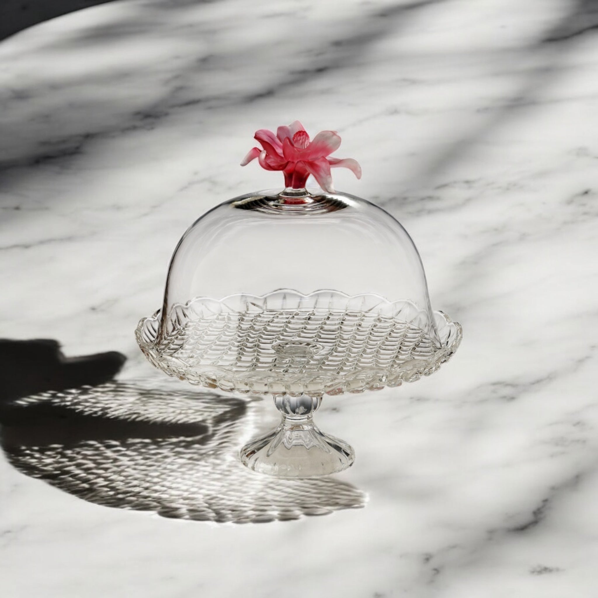Cloche a tarte sur pied carreaux large bouton  pâte de verre studio
